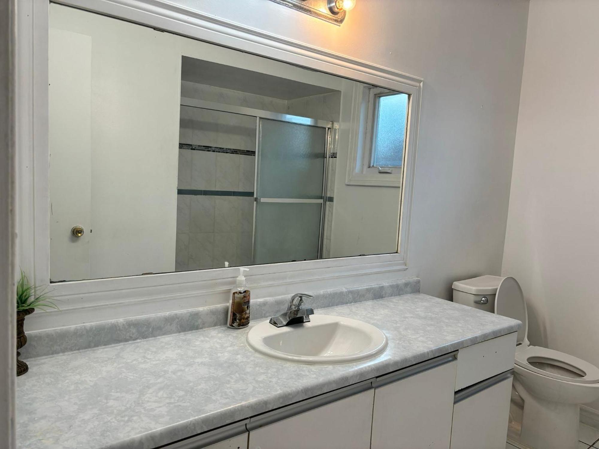 Queen Bedroom Near Sheridan College Brampton Exterior photo
